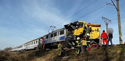 Dramat na przejeździe w Tychowie. Kierowca i maszynista  uwięzieni we wrakach