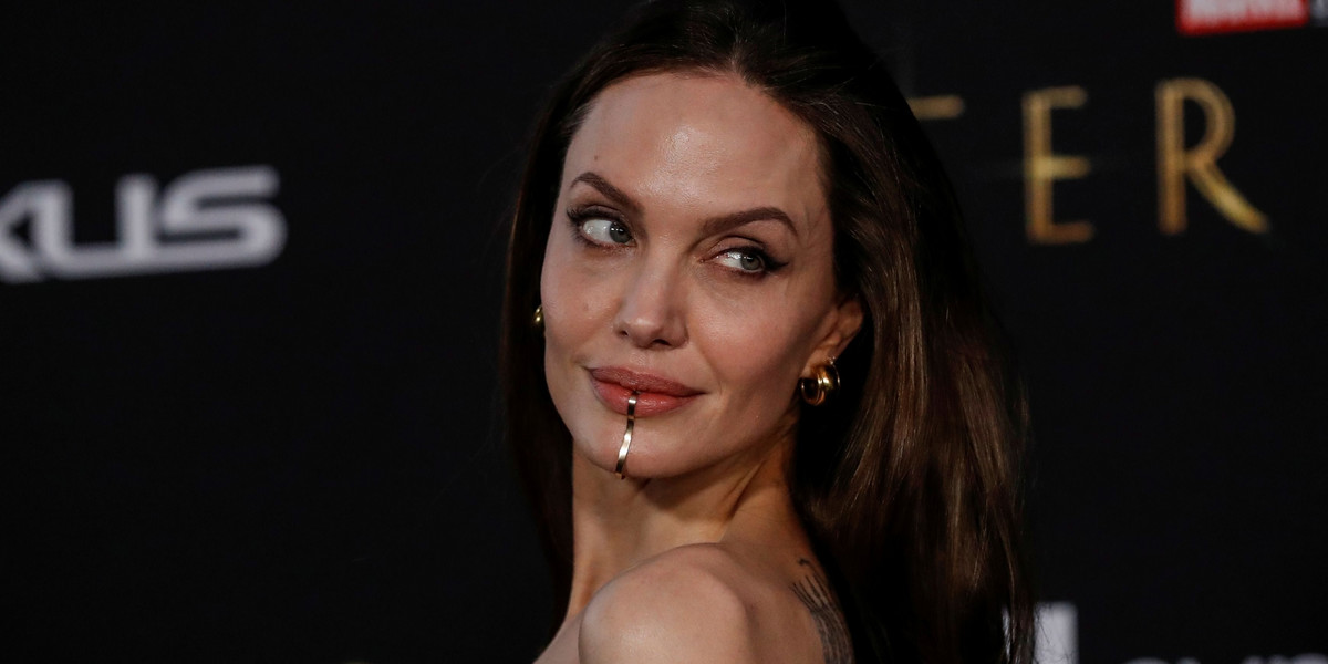 Angelina Jolie na premierze filmu „Eternals” miała na twarzy dziwaczną biżuterię.