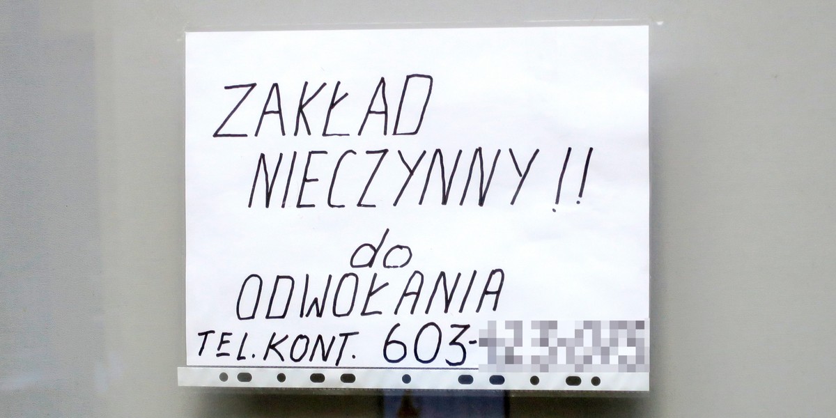 BCC ocenia, powołując się na wyniki badań, że tarcza antykryzysowa, nawet po dokonanych w niej zmianach, nie jest wsparciem dla dużych, a często również dla średnich przedsiębiorców. Ustanowione ustawowo warunki spadku obrotów są wysokie, dlatego pracodawcy muszą zwalniać pracowników, zanim te spadki osiągną i będą mogli skorzystać z pomocy.