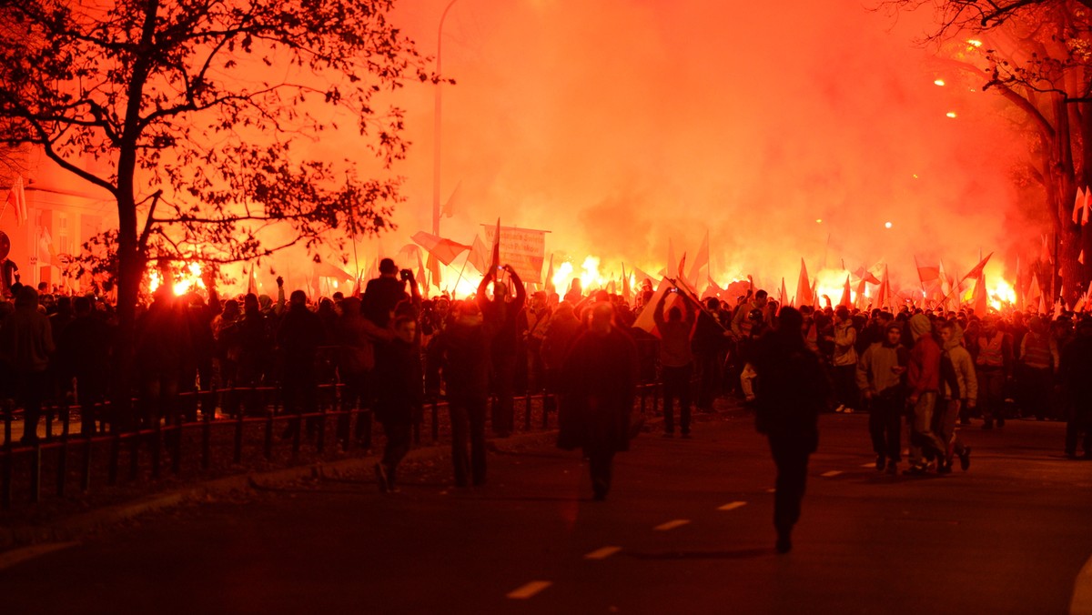 "Użycie broni gładolufowej, gazów łzawiących przeciw legalnym manifestacjom w historii III RP nie jest precedensem, ale zarówno forma, jak i skala działań pokazują, że 11 listopada 2012 r. weszliśmy w nowy etap relacji władza-obywatele"- pisze Jan Pospieszalski na łamach "Gazety Polskiej Codziennie".