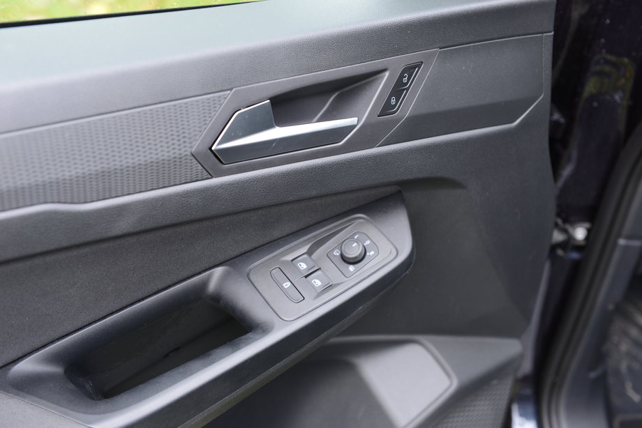 Ford Tourneo Connect 1.5 EcoBoost - owszem, w otoczeniu kierowcy i pasażerów jest mnóstwo plastiku, ale to tworzywo dobrej jakości. Poza tym, to standard w przypadku modeli popularnych marek.
