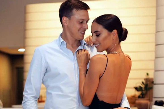"SKINULA SAM BURMU" Marija Egelja slikala svoju ruku i sve javno objavila: Priznala u kakvom je statusu sa mužem