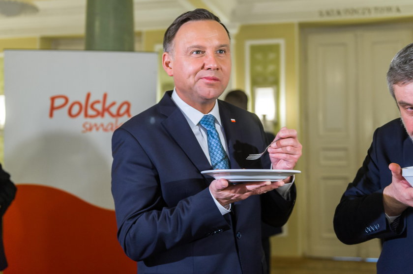 Prezydent Duda pałaszuje mięso w słusznej sprawie