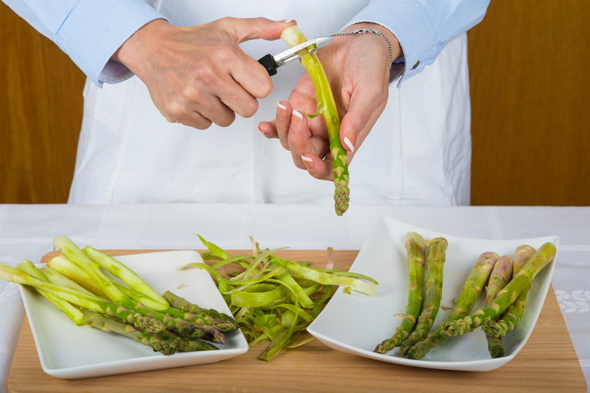 Do krojenia szparagów można wykorzystać obieraczkę do warzyw.