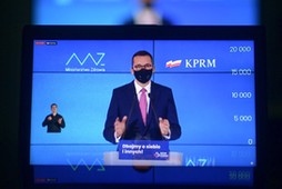 Premier Mateusz Morawiecki podczas konferencji prasowej.