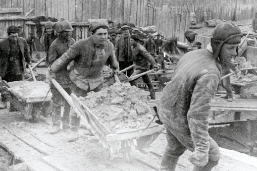 Więźniowie przy pracy w stalinowskim lagrze, 24 maja 1932 r.