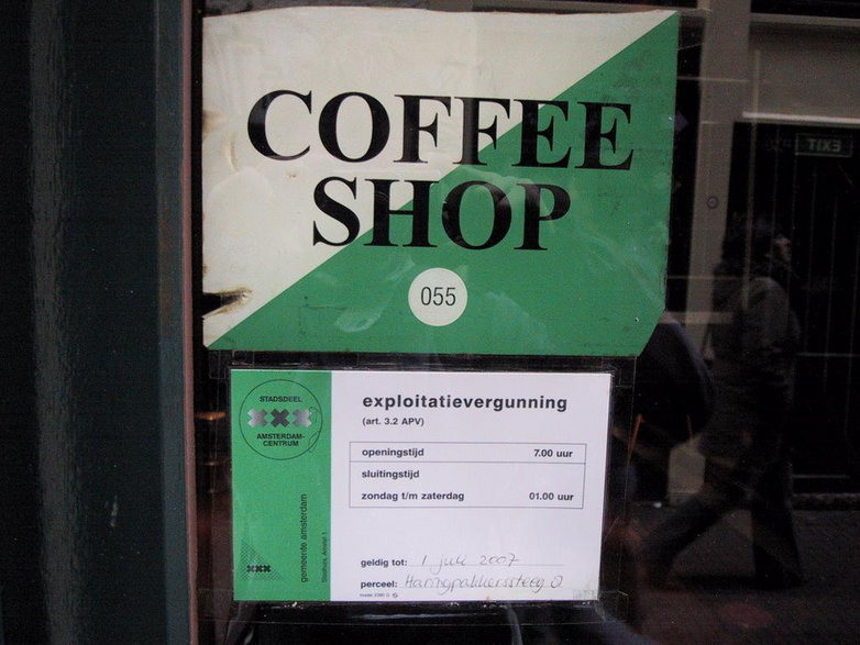 Licencja na drzwiach coffee shopu