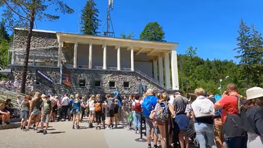 Ogromna kolejka na Kasprowy Wierch. Tłum turystów przy stacji Kuźnice [WIDEO]