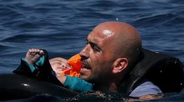 Megrázó fotó! Utolsó erejével is a haldokló gyermeket mentette a menekült