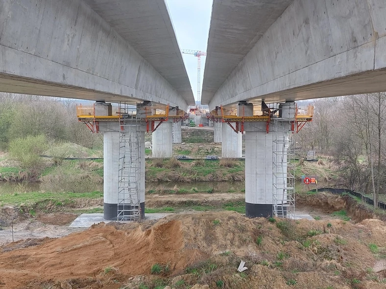 Konstrukcja mostu nad Wisłą, budowanego w ramach obwodnicy Oświęcimia