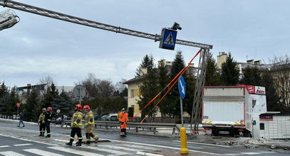 Dramatyczne zdarzenie na przejściu w Wierzbnej. Ciężarówka wpadła na chodnik