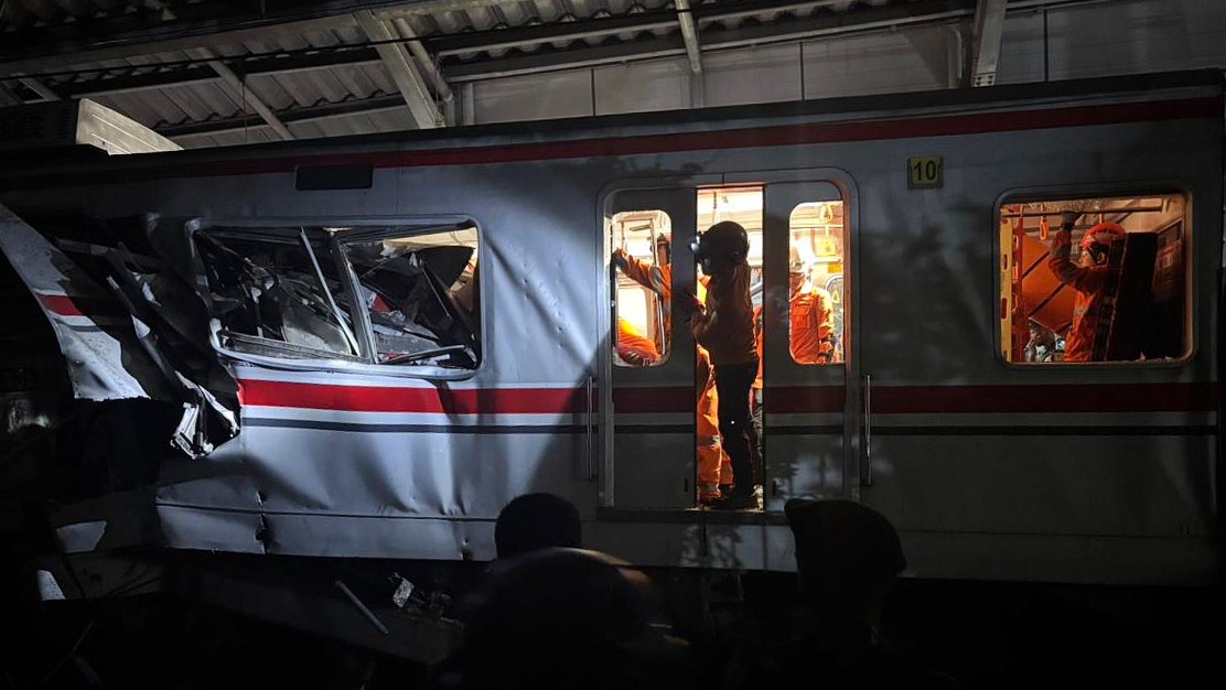 Zrážka dvoch vlakov si vyžiadala najmenej 4 mŕtvych.