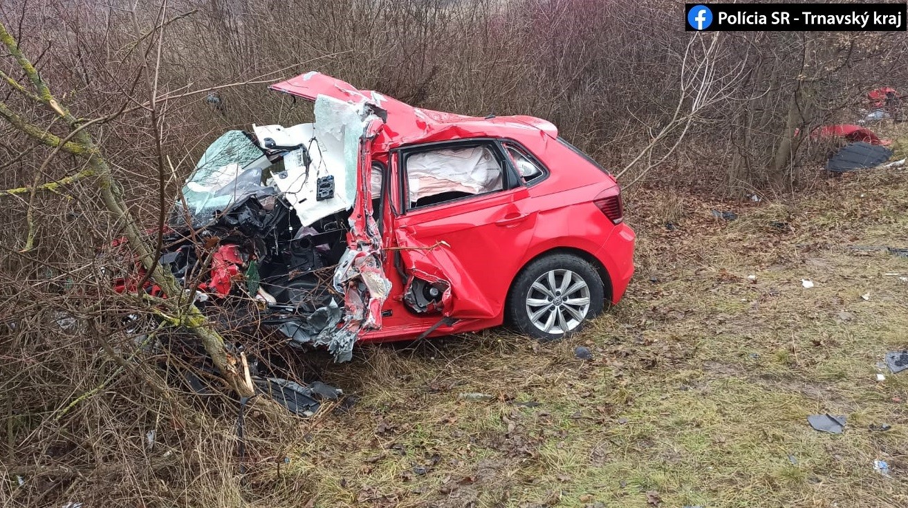 Pri náraze utrpela mladá žena zranenia, ktorým na mieste podľahla