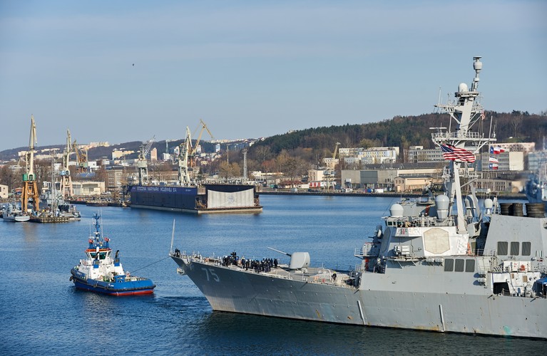 Amerykański niszczyciel USS Donald Cook wpływa do portu w Gdyni  
<br><br> fot. (aw/kru) PAP/Adam Warżawa