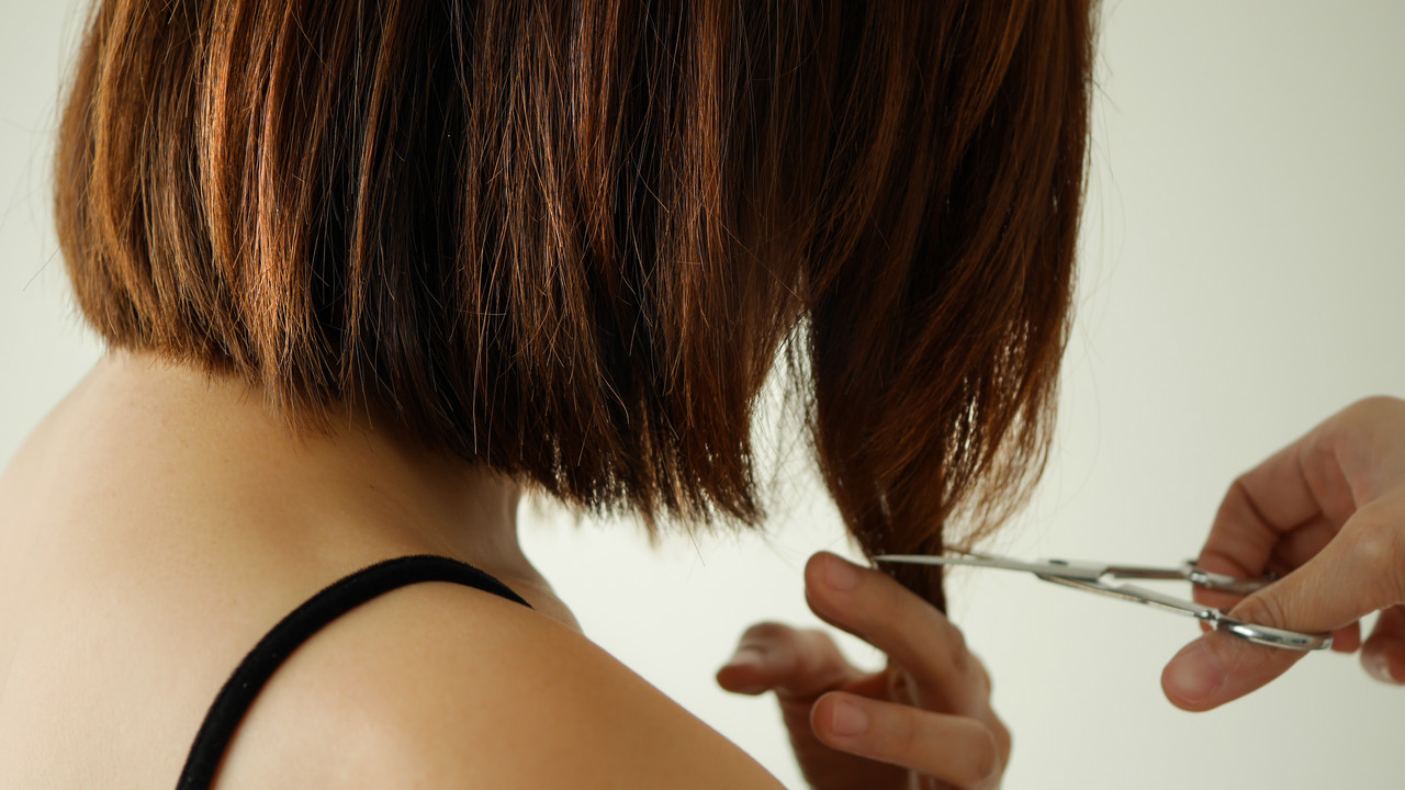 Jak samodzielnie obciąć włosy? Fryzjerzy zdradzają kilka trików
