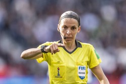 Tego w historii piłki nożnej jeszcze nie było. Kobieta sędzią meczu o Superpuchar UEFA