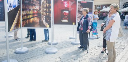 Na rynku w Krakowie można oglądać zdjęcia papieża