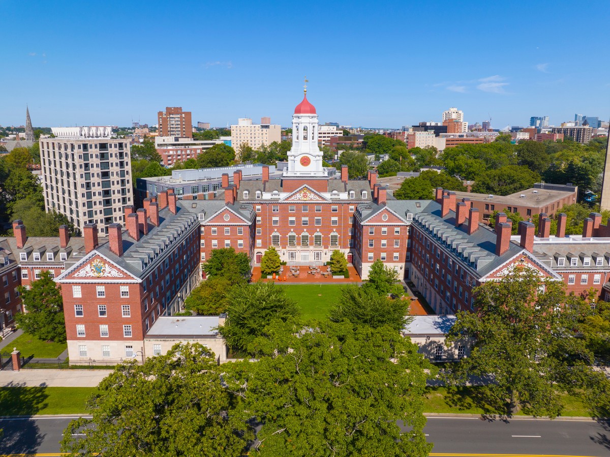 Harvard może stracić jeszcze więcej pieniędzy. Donald Trump w natarciu