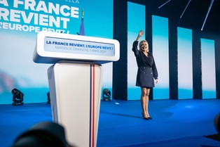 Zmiana wizerunku Frontu Narodowego Marine Le Pen. Mimo rebrandingu Zjednoczenie Narodowe nadal jest partią faszyzującą i jawnie prorosyjską