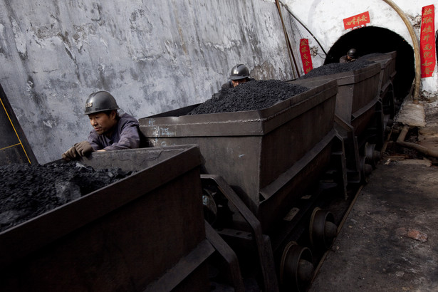 Robotnicy wywożą węgiel z kopalni