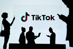 Jak TikTok zmienił pokolenie Z? Od "aplikacji tańczących nastolatek" do narzędzia, które wpływa na życie