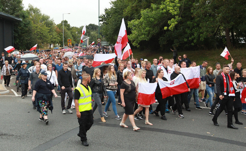 Marsz milczenia zorganizowany przez polską społeczność w Harlow przeciwko śmiertelnemu pobiciu Polaka