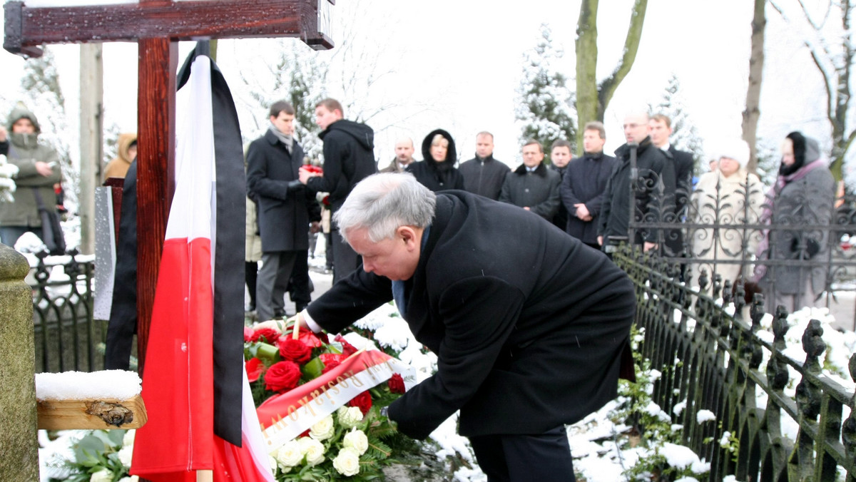 Prezes Prawa i Sprawiedliwości Jarosław Kaczyński uczcił pamięć zamordowanego w ubiegłym roku w łódzkim biurze PiS Marka Rosiaka. Lider PiS złożył na jego grobie wieniec z napisem: "Markowi Rosiakowi koleżanki i koledzy", zapalił znicz i modlił się.