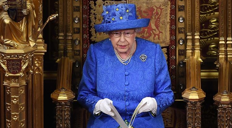 Erzsébet királynő az idei beszéde felolvasása közben