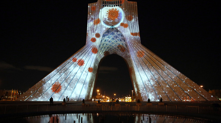 Koronavírus tematikájú fotókat vetítenek a teheráni Azadi (Szabadság) tér szobrára 2020. március 31-én. / Fotó: MTI/EPA/Abedin Taherkenareh