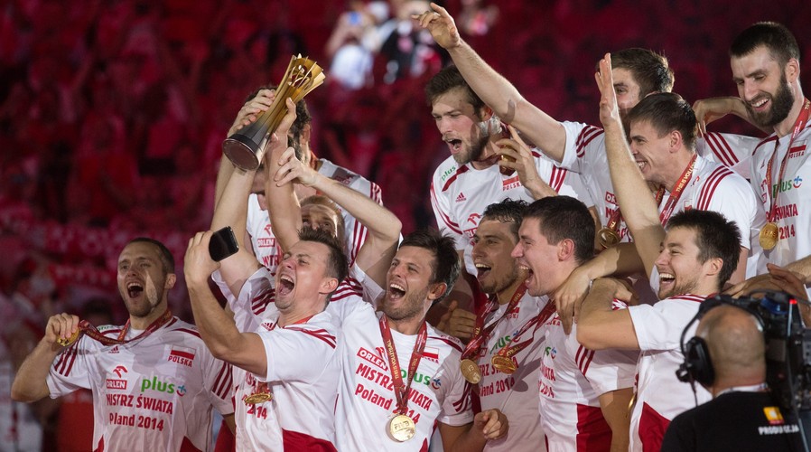 Polacy podczas dekoracji po wygranym meczu finałowym mistrzostw świata siatkarzy. Polacy wygrali z Brazylią 3:1
