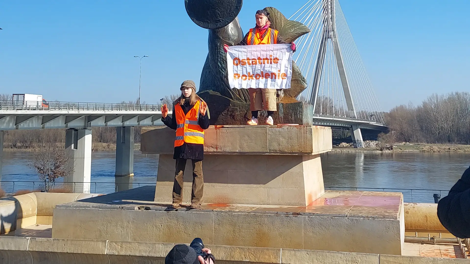 Aktywistki oblały Syrenkę pomarańczową farbą. To protest klimatyczny