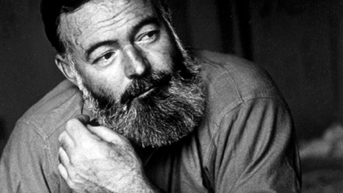 Kiedy pracuję, jestem jak wściekły tygrys - napisał kiedyś o sobie Ernest Hemingway w książce Ruchome święto, wspomnieniach z pobytu w Paryżu. Pisał dużo, zaciekle, genialnie. Pisał po kilkanaście godzin dziennie, na froncie, w kawiarniach, w okopach, na łodziach i w rozłożystych domach nadmorskich, które pod koniec życia posiadał. Właściwie to zdanie charakteryzuje wszystko, co w życiu robił.