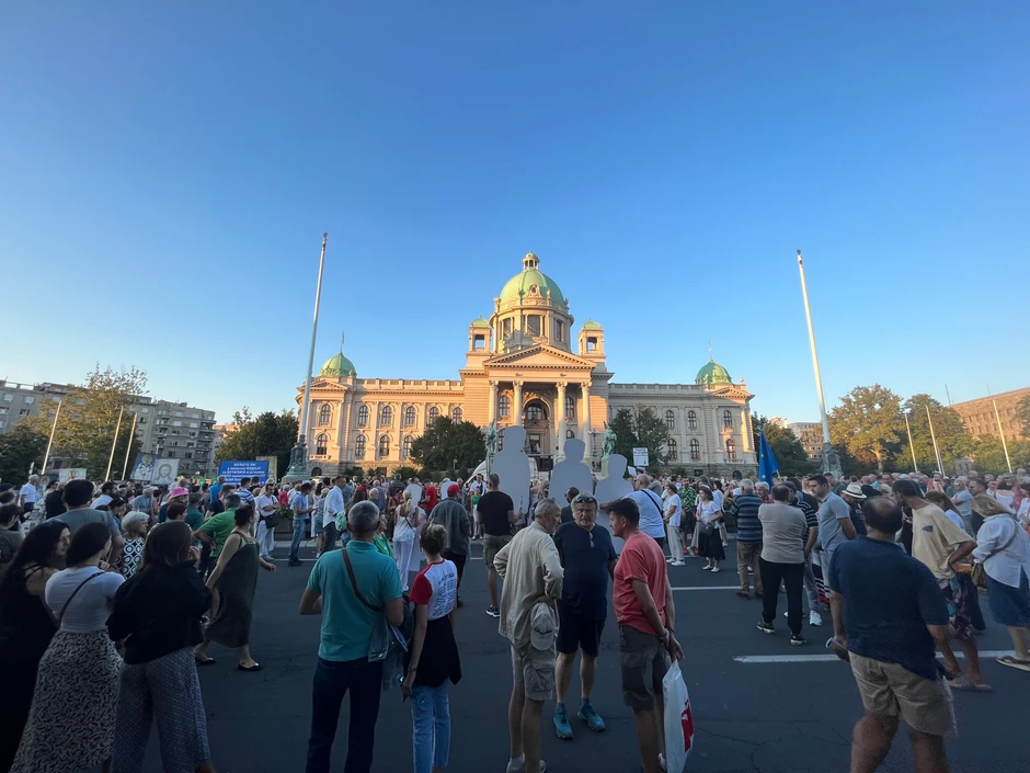 Okupljanje ispred Skupštine