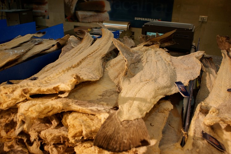 Bacalhau - kulinarny przebój Portugalii to nic innego niż suszony dorsz.  Jego sukces wiąże się z marynarzami, którzy usieli znaleźć sposób na psujące się mięso podczas wielomiesięcznych podróży. Obecnie suszone płaty dorsza to główny składnik portugalskiej kuchni, który nigdy się znudzi - bowiem Portugalczyczy znają podobno minimum 365 sposobów na przyrządzania bacalhau. Fot. flickr/Curious Food Lover