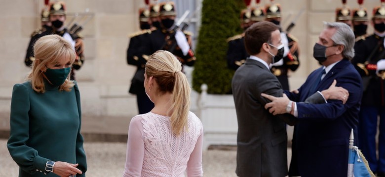 TO naprawdę się stało: Brigitte Macron ani trochę nie ustępowała prezencją 28 lat młodszej prezydentowej Argentyny