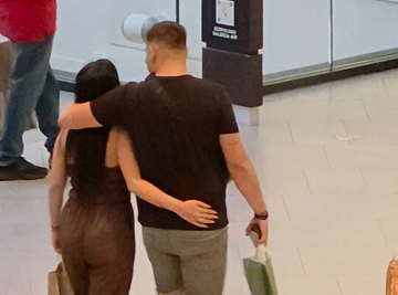Pobednik "Pinkovih zvezda" UHVAĆEN u TRŽNOM CENTRU sa trudnom suprugom - Šetaju ZAGRLJENI, a svi u čudu šta joj je PREPUSTIO! (VIDEO)