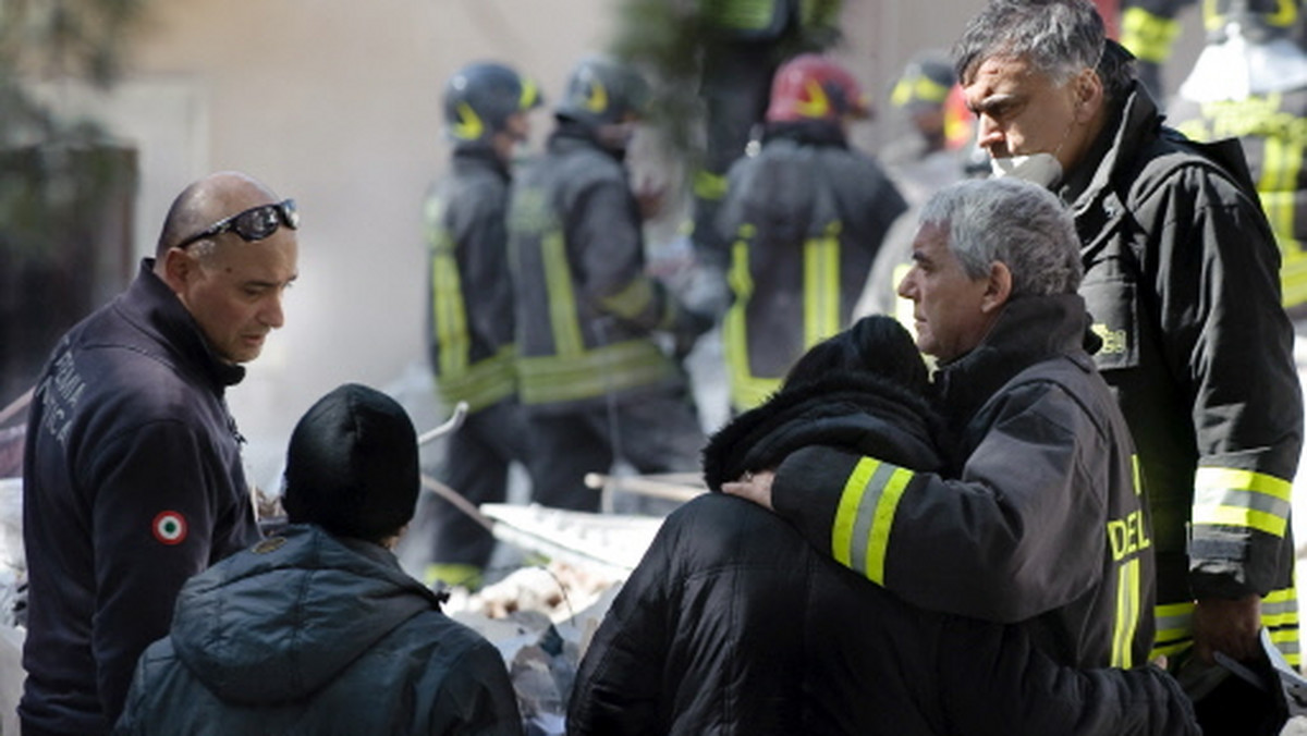 Władze Włoch nadal nie wiedzą, ile osób może wciąż pozostawać pod gruzami domów zniszczonych podczas potężnego trzęsienia ziemi, które nawiedziło górski region Abruzję znajdujący się w środkowych Włoszech. Niestety, rośnie liczba ofiar. Ostatni bilans to 211 osób - podała TVN24.