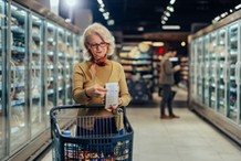 Tańsze zakupy dla seniorów, którzy skończyli 60 lat. Zniżki w piekarniach, cukierniach, sklepach spożywczych. Wystarczy okazać tę kartę