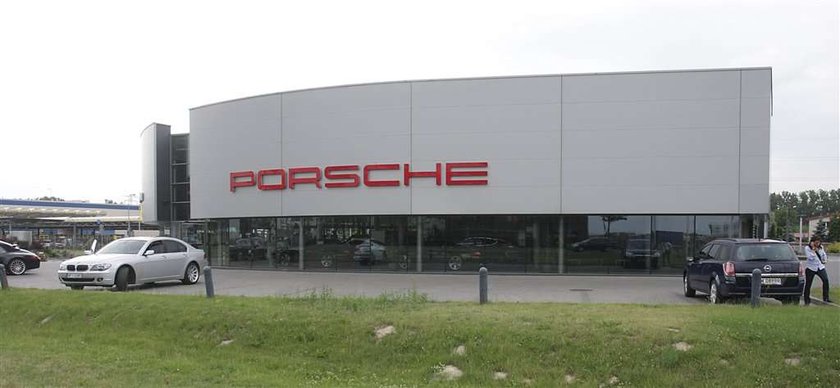 Wariat w stolicy! Porywając porsche dźgał ludzi w salonie