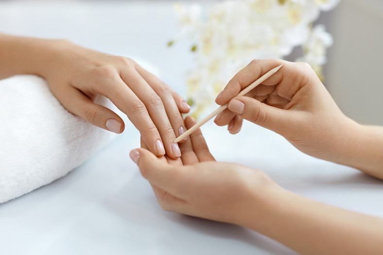 Do zakażenia zanokcicą dochodzi na skutek zakłucia się przyrządami do manicure