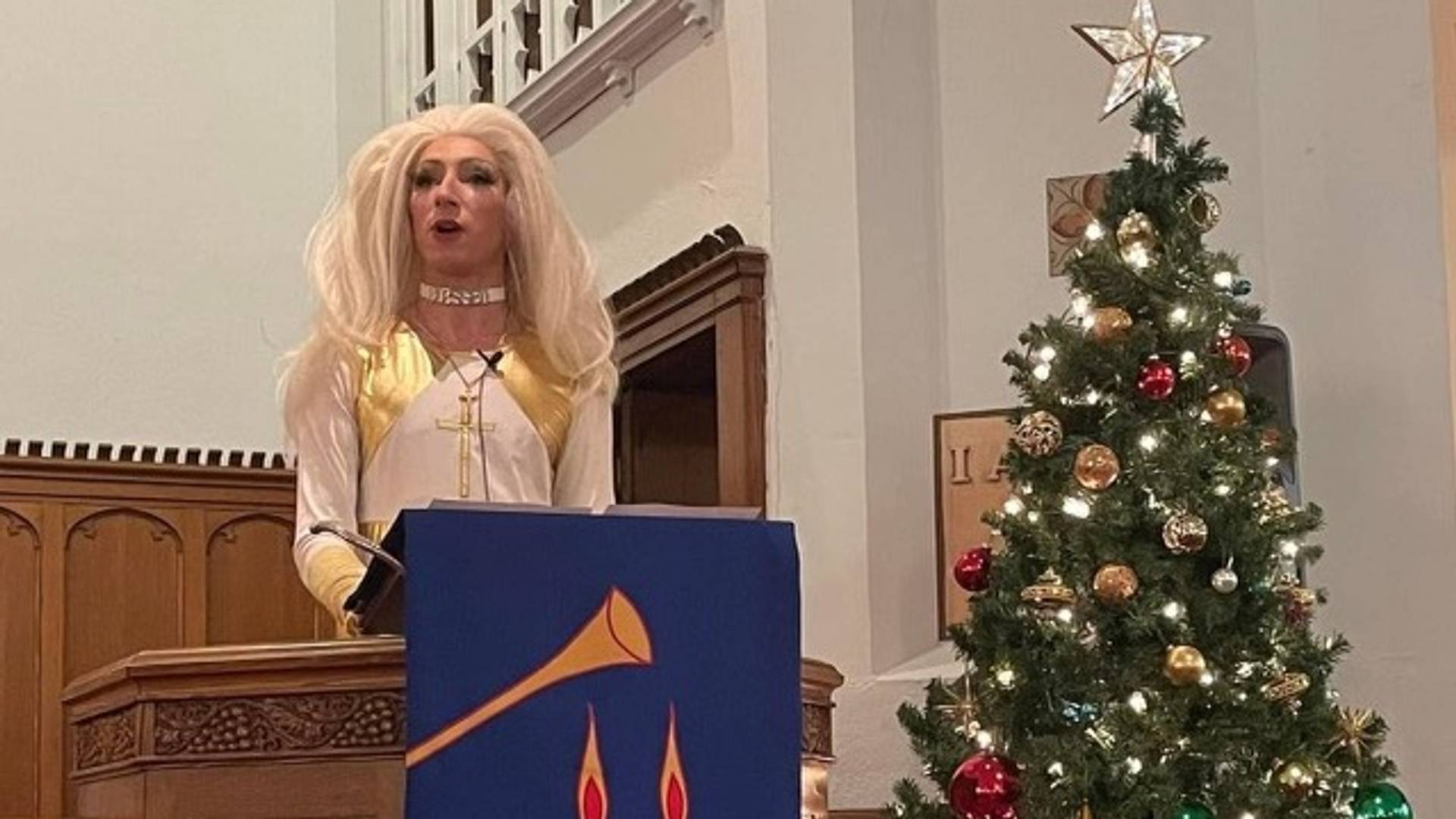 Sveštenik se obukao kao drag queen i sa decom čitao iz Biblije