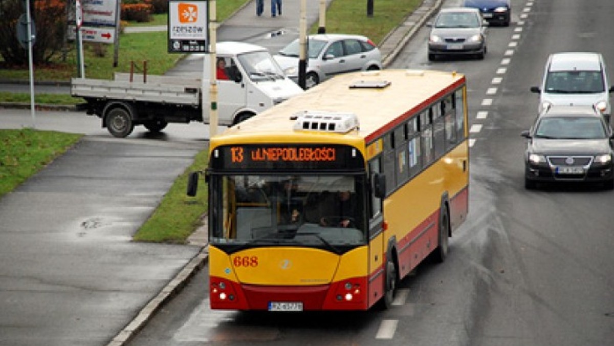 Darmowe przejazdy dla bezrobotnych autobusami rzeszowskiej komunikacji miejskiej. Pod koniec października wejdzie w życie uchwała, którą dziś przyjęli radni miasta. Do przejazd bez biletu będzie uprawniać zaświadczenie wydane na miesiąc przez powiatowy urząd pracy. Trzeba będzie je okazać podczas kontroli w autobusie.