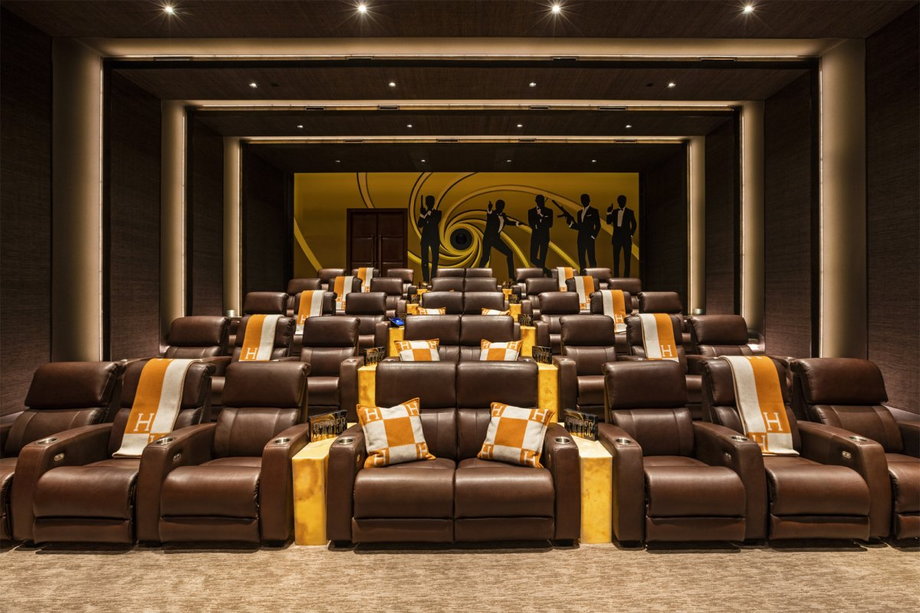 Najbardziej imponująca jest jednak sala kinowa, która pomieści na 40 osób i urządzona jest w stylu Jamesa Bonda.
