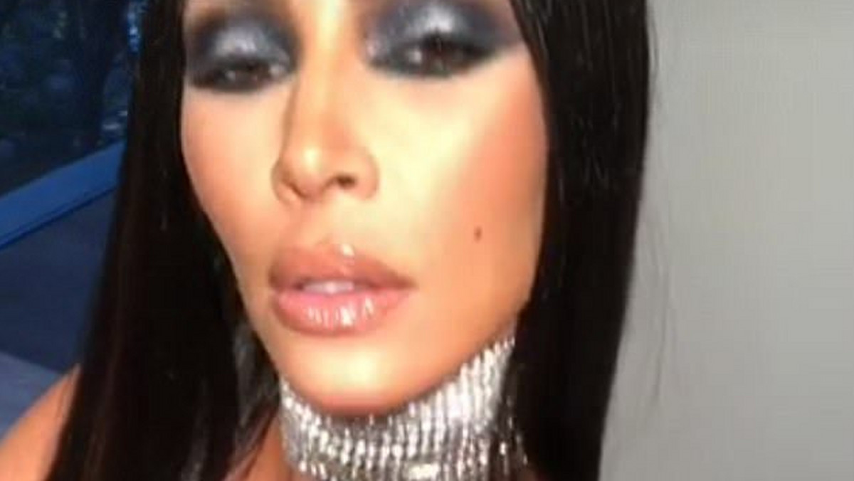 Kim Kardashian w kontrowersyjnym stroju na Halloween. Przebrała się za zmarłą wokalistkę