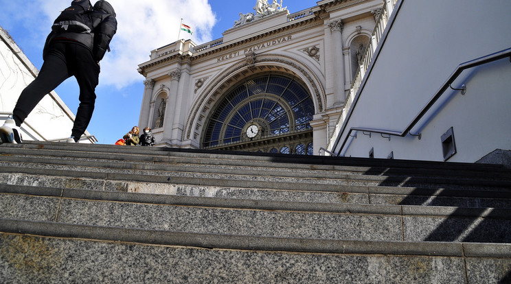 Egy férfi halad felfelé az aluljáró szintről vezető lépcsőn a Keleti pályaudvarnál / Fotó: MTVA / Bizományosi: Balaton József