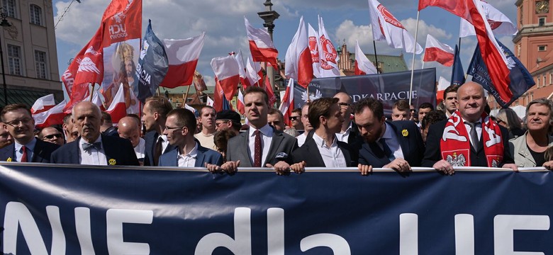 Ulicami Warszawy przeszedł Marsz Suwerenności. Policja: Doszło do próby zablokowania legalnego zgromadzenia [ZDJĘCIA]