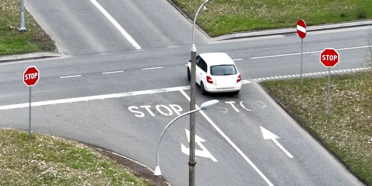 Policjanci łapią kierowców za pomocą drona.