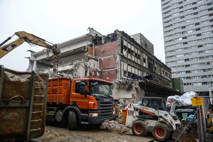Spółdzielczy Dom Handlowy 'Sezam' został oddany do użytku w 1969 r. Był to pierwszy budynek zespołu Ściany Wschodniej, zaprojektowany przez Andrzeja Sierakowskiego, Tadeusza Błażejewskiego, Jana Kopciowskiego i Romana Widerę.
<br><br>
fot. (cat/mgo) PAP/Jakub Kamiński
