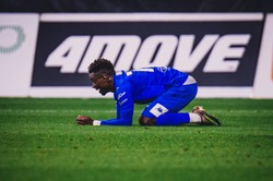 Czarnoskóry piłkarz Podbeskidzia przeprasza za skandaliczne celebrowanie gola [WIDEO]