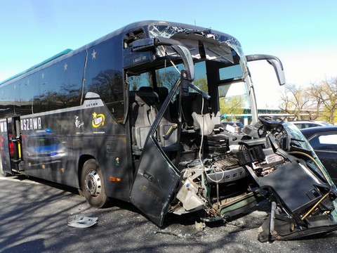 Warszawa: Wypadek autobusu koszykarskiej Legii. Wiózł ...